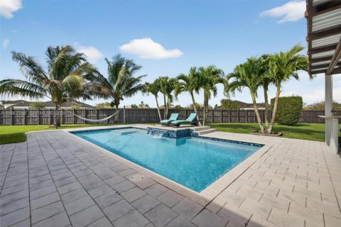 House in Homestead, Florida 5 bedrooms, 276.66 sq.m. № 2080377 - photo 30