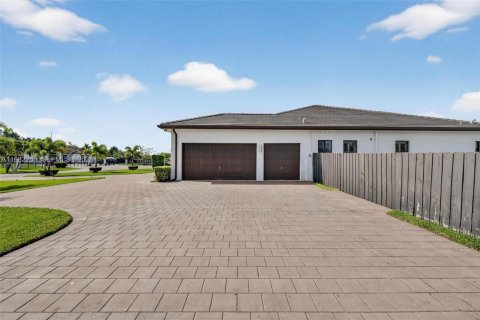 House in Homestead, Florida 5 bedrooms, 276.66 sq.m. № 2080377 - photo 3