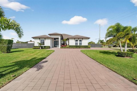 House in Homestead, Florida 5 bedrooms, 276.66 sq.m. № 2080377
