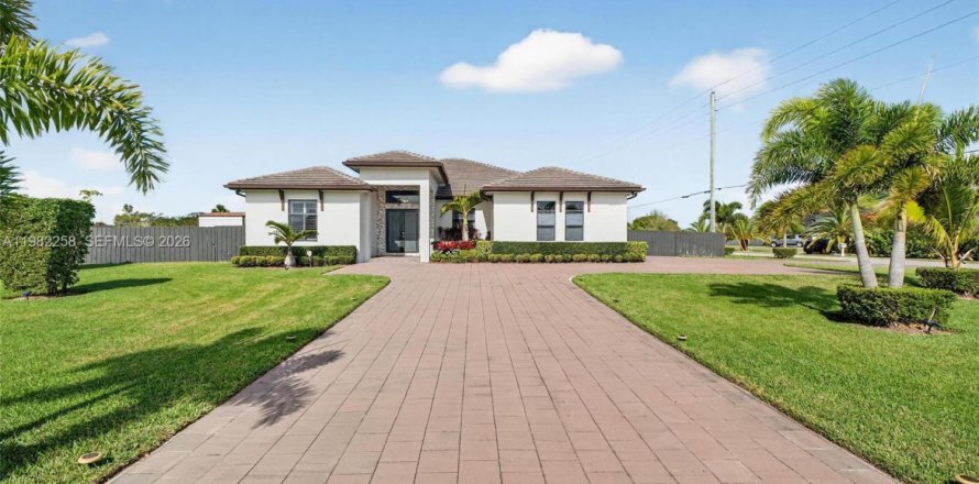House in Homestead, Florida 5 bedrooms, 276.66 sq.m. № 2080377
