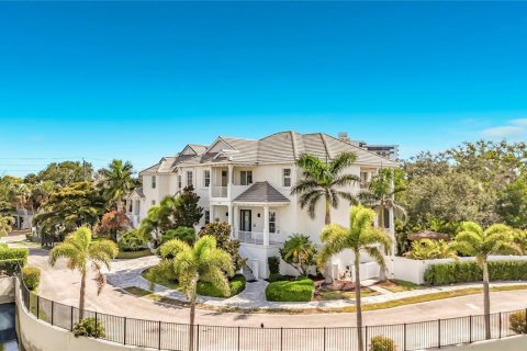 House in Sarasota, Florida 4 bedrooms, 352.66 sq.m. № 2202545 - photo 4