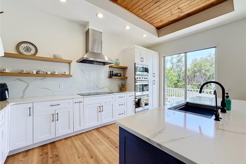 House in Sarasota, Florida 4 bedrooms, 352.66 sq.m. № 2202545 - photo 15