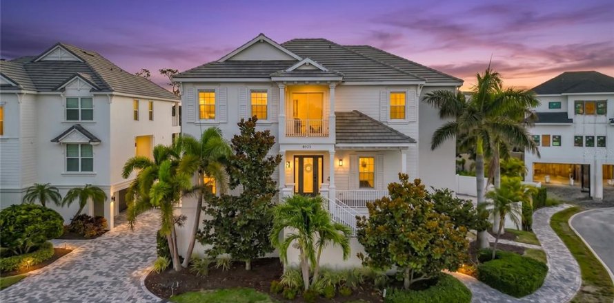 House in Sarasota, Florida 4 bedrooms, 352.66 sq.m. № 2202545
