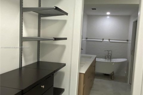 Villa ou maison à vendre à South Miami, Floride: 4 chambres, 161.65 m2 № 1928831 - photo 28