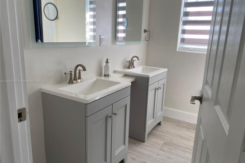 Villa ou maison à vendre à South Miami, Floride: 4 chambres, 161.65 m2 № 1928831 - photo 21