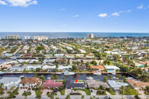 House in Lighthouse Point, Florida 4 bedrooms, 210.61 sq.m. № 935348 - photo 1