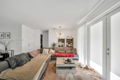 House in Miami Shores, Florida 2 bedrooms, 131.46 sq.m. № 1965021 - photo 12