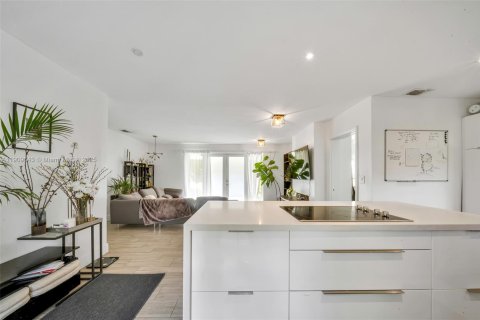 House in Miami Shores, Florida 2 bedrooms, 131.46 sq.m. № 1965021 - photo 14