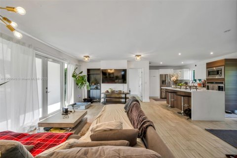 House in Miami Shores, Florida 2 bedrooms, 131.46 sq.m. № 1965021 - photo 10