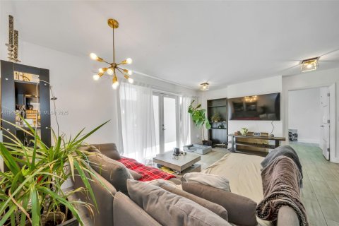 House in Miami Shores, Florida 2 bedrooms, 131.46 sq.m. № 1965021 - photo 11