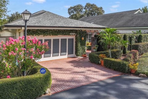 House in Apopka, Florida 3 bedrooms, 262.08 sq.m. № 1918375 - photo 1
