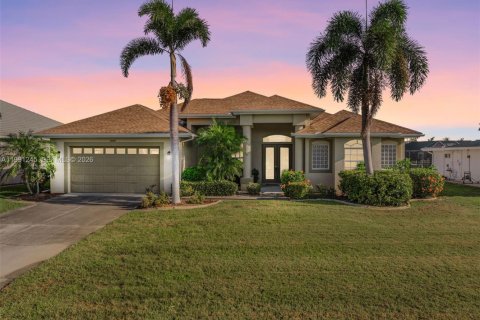 House in Cape Coral, Florida 3 bedrooms № 2057493