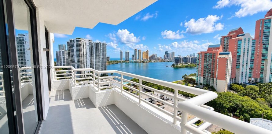 Condo à Aventura, Floride, 2 chambres  № 2385071