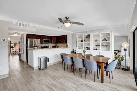 Townhouse in North Miami Beach, Florida 2 bedrooms, 144 sq.m. № 1991802 - photo 12