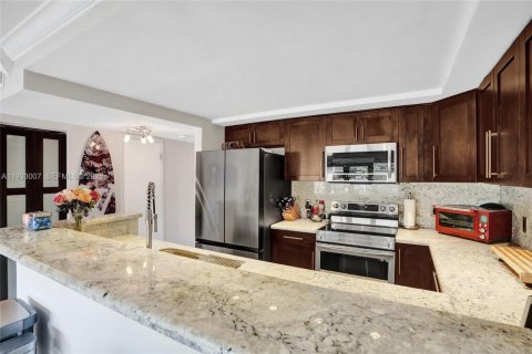 Townhouse in North Miami Beach, Florida 2 bedrooms, 144 sq.m. № 1991802 - photo 17