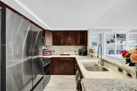 Townhouse in North Miami Beach, Florida 2 bedrooms, 144 sq.m. № 1991802 - photo 18