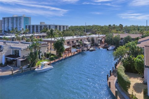 Townhouse in North Miami Beach, Florida 2 bedrooms, 144 sq.m. № 1991802 - photo 2