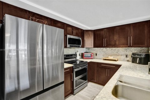 Townhouse in North Miami Beach, Florida 2 bedrooms, 144 sq.m. № 1991802 - photo 16