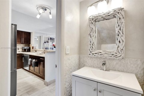 Townhouse in North Miami Beach, Florida 2 bedrooms, 144 sq.m. № 1991802 - photo 8