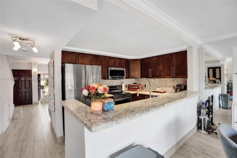 Townhouse in North Miami Beach, Florida 2 bedrooms, 144 sq.m. № 1991802 - photo 13