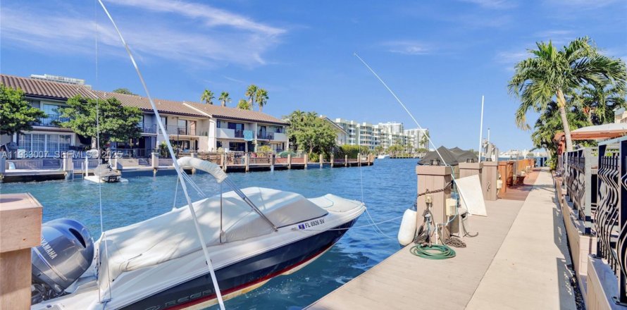 Townhouse in North Miami Beach, Florida 2 bedrooms, 144 sq.m. № 1991802