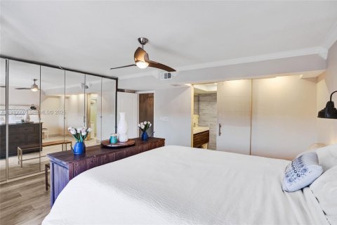 Townhouse in North Miami Beach, Florida 2 bedrooms, 144 sq.m. № 1991802 - photo 23