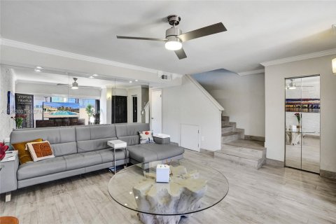 Townhouse in North Miami Beach, Florida 2 bedrooms, 144 sq.m. № 1991802 - photo 4