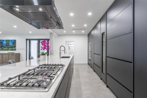 Снять в аренду виллу или дом в Бей-Харбор-Айлендс, Флорида 6 спален, 324.23м2, № 1963373 - фото 2