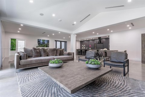 Снять в аренду виллу или дом в Бей-Харбор-Айлендс, Флорида 6 спален, 324.23м2, № 1963373 - фото 5