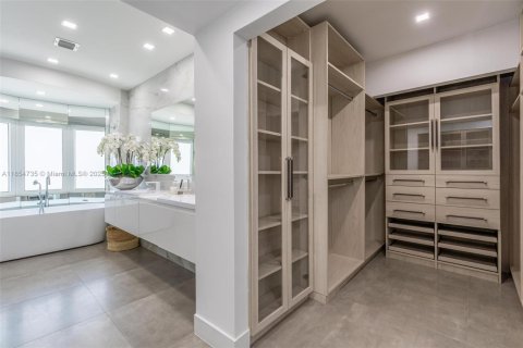 Снять в аренду виллу или дом в Бей-Харбор-Айлендс, Флорида 6 спален, 324.23м2, № 1963373 - фото 15