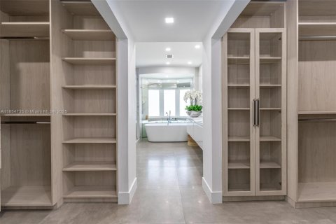 Снять в аренду виллу или дом в Бей-Харбор-Айлендс, Флорида 6 спален, 324.23м2, № 1963373 - фото 14