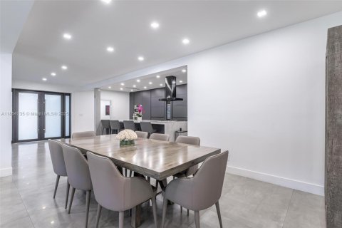 Снять в аренду виллу или дом в Бей-Харбор-Айлендс, Флорида 6 спален, 324.23м2, № 1963373 - фото 10