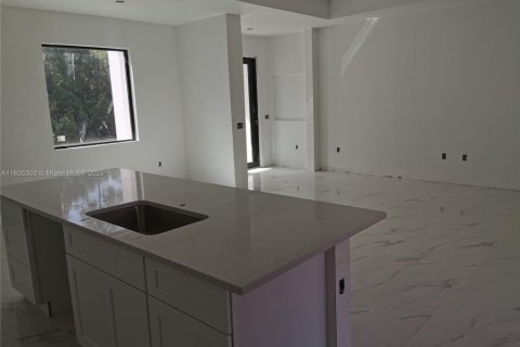 House in Lehigh Acres, Florida 3 bedrooms, 139.26 sq.m. № 1940602 - photo 9