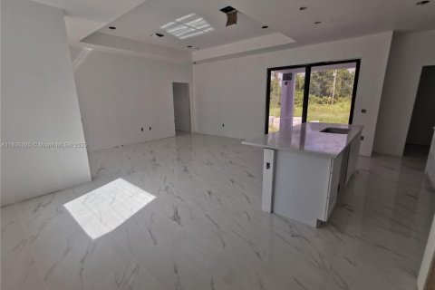 House in Lehigh Acres, Florida 3 bedrooms, 139.26 sq.m. № 1940602 - photo 5