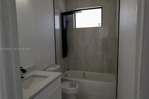 House in Lehigh Acres, Florida 3 bedrooms, 139.26 sq.m. № 1940602 - photo 24