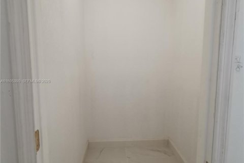 House in Lehigh Acres, Florida 3 bedrooms, 139.26 sq.m. № 1940602 - photo 21