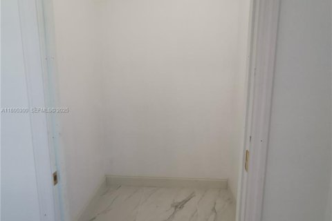 House in Lehigh Acres, Florida 3 bedrooms, 139.26 sq.m. № 1940602 - photo 23