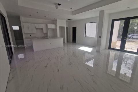 House in Lehigh Acres, Florida 3 bedrooms, 139.26 sq.m. № 1940602 - photo 4