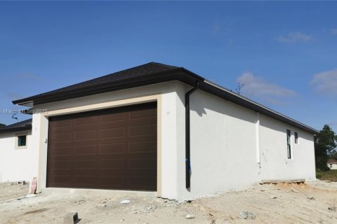 House in Lehigh Acres, Florida 3 bedrooms, 139.26 sq.m. № 1940602 - photo 2