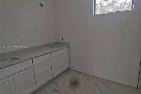 House in Lehigh Acres, Florida 3 bedrooms, 139.26 sq.m. № 1940602 - photo 13