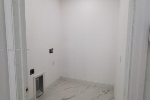 House in Lehigh Acres, Florida 3 bedrooms, 139.26 sq.m. № 1940602 - photo 27