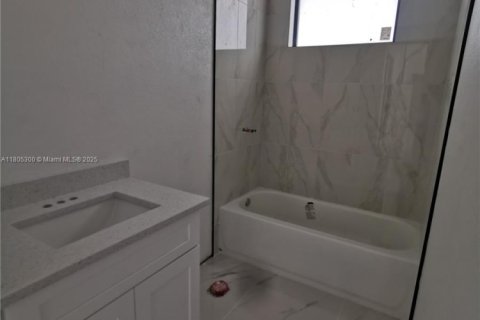 House in Lehigh Acres, Florida 3 bedrooms, 139.26 sq.m. № 1940602 - photo 16