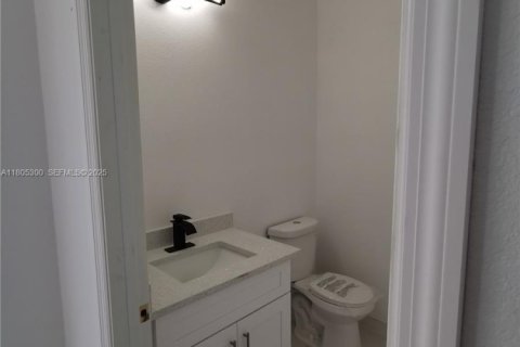 House in Lehigh Acres, Florida 3 bedrooms, 139.26 sq.m. № 1940602 - photo 26