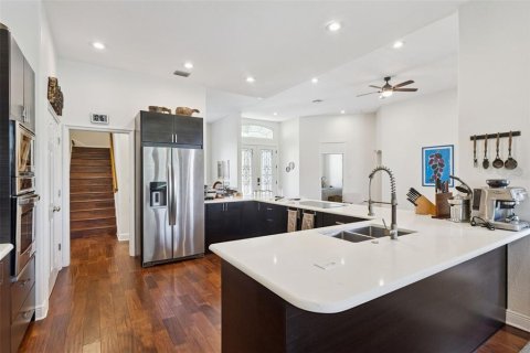 House in Orlando, Florida 5 bedrooms, 336.4 sq.m. № 2396279 - photo 10