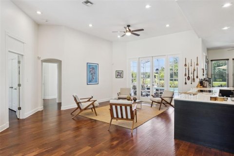 House in Orlando, Florida 5 bedrooms, 336.4 sq.m. № 2396279 - photo 5