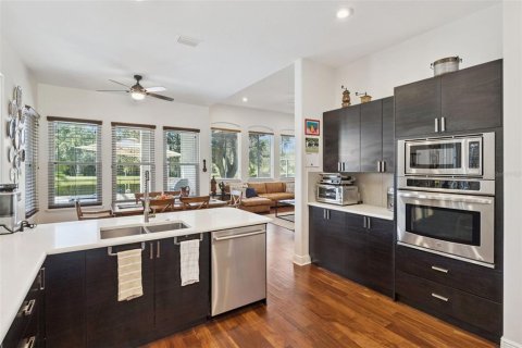 House in Orlando, Florida 5 bedrooms, 336.4 sq.m. № 2396279 - photo 9