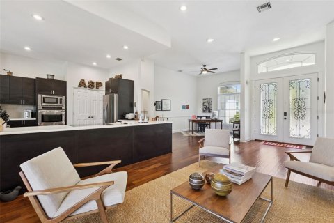 House in Orlando, Florida 5 bedrooms, 336.4 sq.m. № 2396279 - photo 7