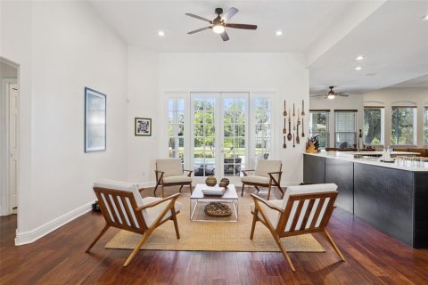 House in Orlando, Florida 5 bedrooms, 336.4 sq.m. № 2396279 - photo 4