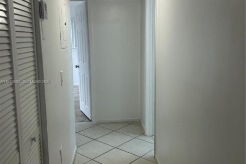 Condominio en alquiler en Miami, Florida, 2 dormitorios, 80.82 m2 № 1992033 - foto 6