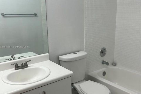 Condominio en alquiler en Miami, Florida, 2 dormitorios, 80.82 m2 № 1992033 - foto 2